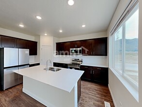 2434 E Buckskin Way in Eagle Mountain, UT - Building Photo - Building Photo