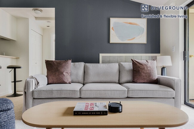 15850 NE 40th St in Redmond, WA - Building Photo - Building Photo