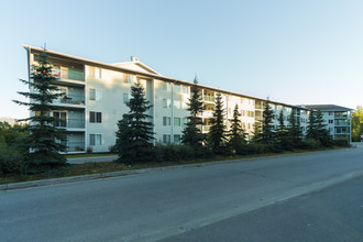 Creekside Manor in Anchorage, AK - Foto de edificio - Building Photo