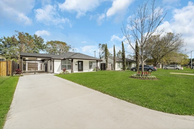 7647 Greendowns St in Houston, TX - Building Photo - Building Photo