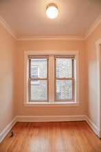 1361 W Greenleaf Ave, Unit #1A in Chicago, IL - Building Photo - Building Photo