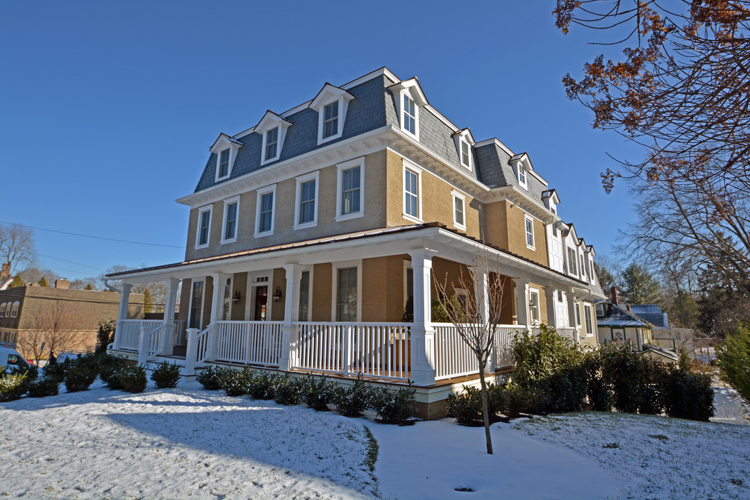 200 W Wayne Ave in Wayne, PA - Building Photo