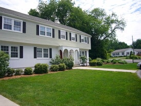 24 Hobart Ln, Unit 32 in Amherst, MA - Building Photo
