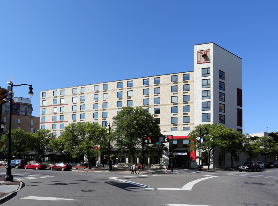 King's on the Square in Wilkes-Barre, PA - Foto de edificio