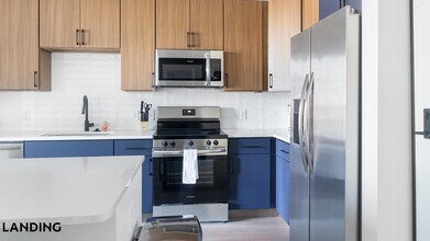 1007 S Mint St, Unit 715 in Charlotte, NC - Foto de edificio - Building Photo