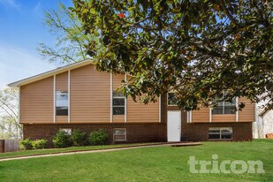 112 Pinebluff Trail in Trussville, AL - Building Photo