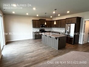 2645 Alfred Dr in McMinnville, OR - Building Photo - Building Photo