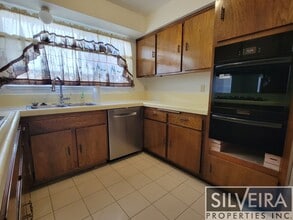 1021 N College Dr in Santa Maria, CA - Building Photo - Building Photo