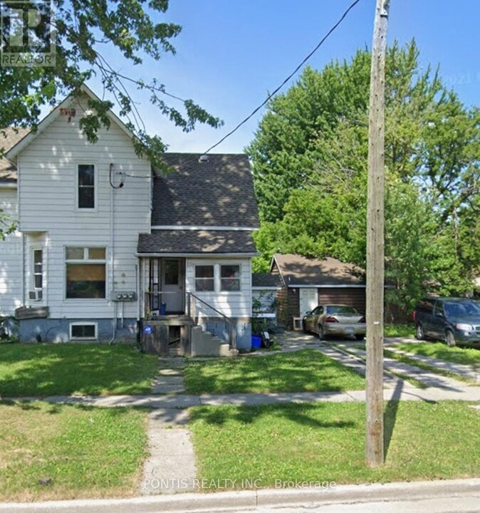 452 Confederation St in Sarnia, ON - Building Photo