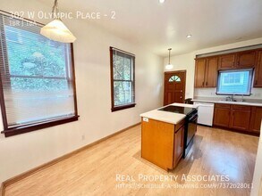 302 W Olympic Pl in Seattle, WA - Building Photo - Building Photo