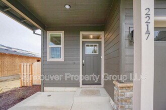 2217 E Juniper Cir in La Center, WA - Building Photo - Building Photo