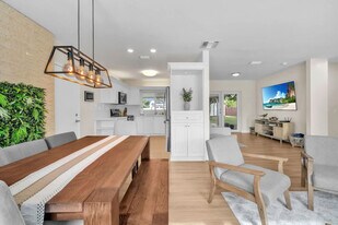 8225 SW 39th St in Miami, FL - Building Photo