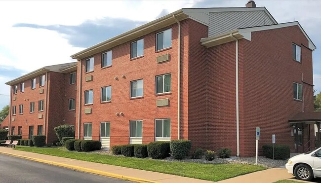 102 E Franklin St in Shelbyville, IN - Foto de edificio - Building Photo