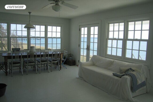 80 Peconic Ave in Shelter Island, NY - Foto de edificio - Building Photo