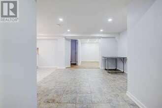 2556 Lake Shore Blvd W in Toronto, ON - Building Photo - Building Photo