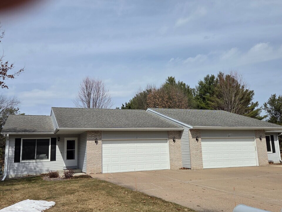 1600 Dennis Dr in Plover, WI - Building Photo