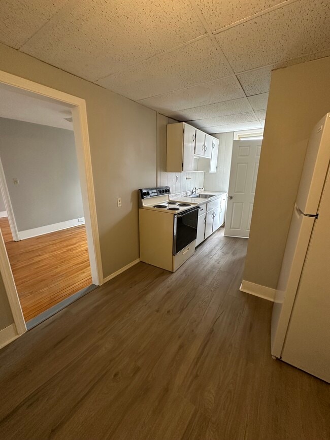 156 Main St, Unit 3 in Somers, CT - Foto de edificio - Building Photo