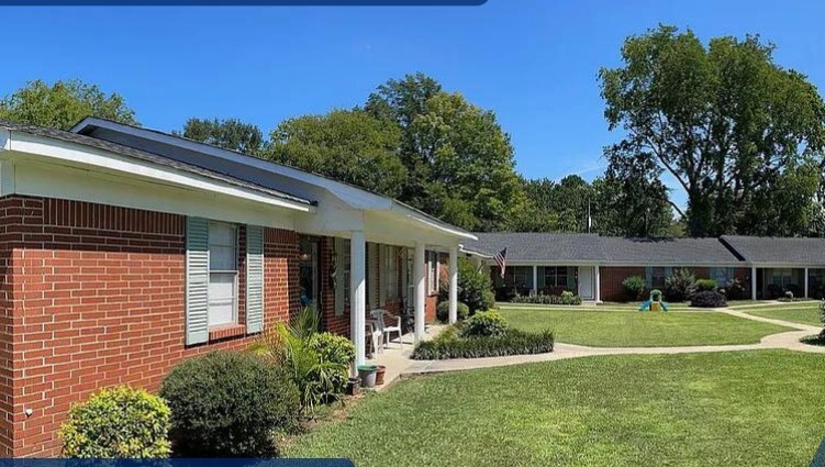 1000 Main St in Moulton, AL - Building Photo