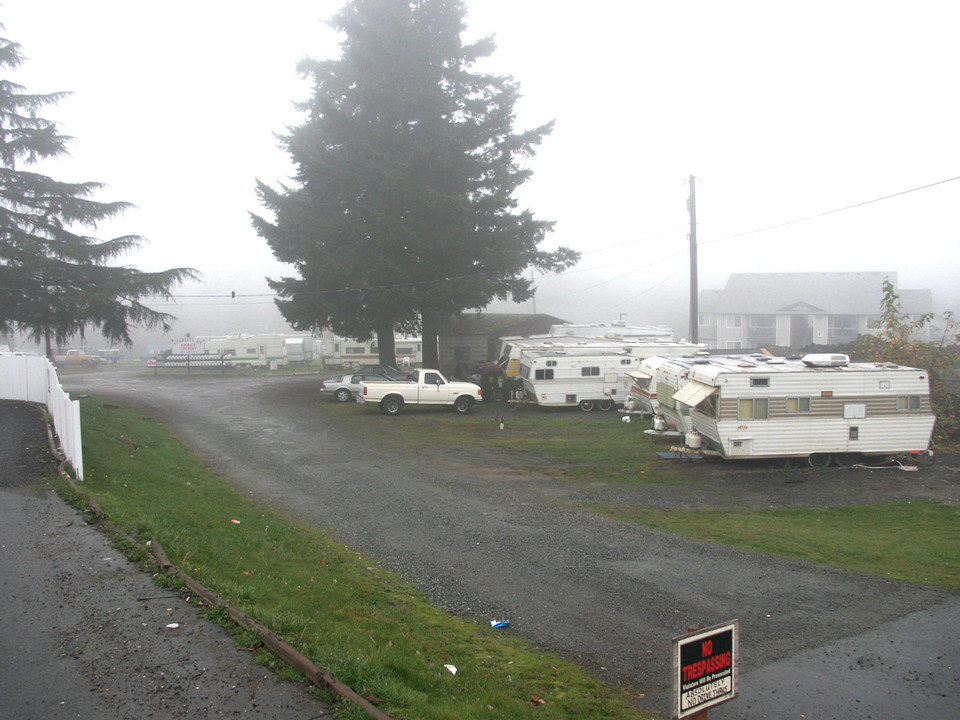 Starlite RV Park in Lynnwood, WA - Foto de edificio