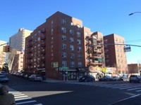 136-04 Main St in Flushing, NY - Foto de edificio - Building Photo