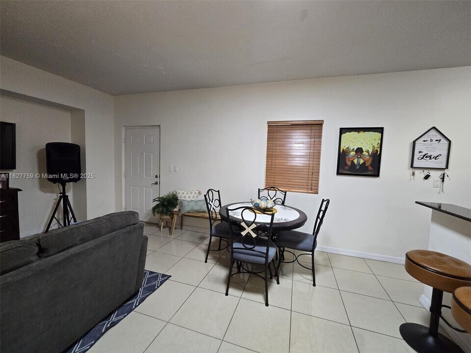 8440 SW 8th St in Miami, FL - Building Photo