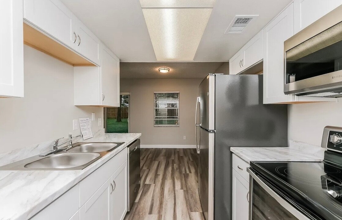 3684 Woodhill Dr in Brandon, FL - Building Photo