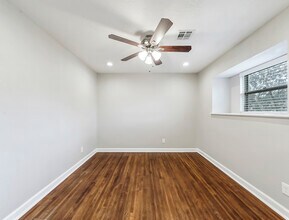 5807 Burlinghall Dr in Houston, TX - Foto de edificio - Building Photo