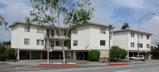 477 Apartments in San Leandro, CA - Foto de edificio - Building Photo