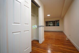 8 Griggs St in Boston, MA - Building Photo