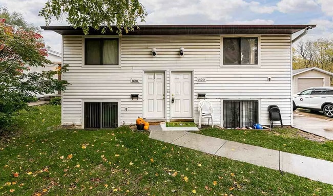 820 Page St in Iowa City, IA - Foto de edificio - Building Photo