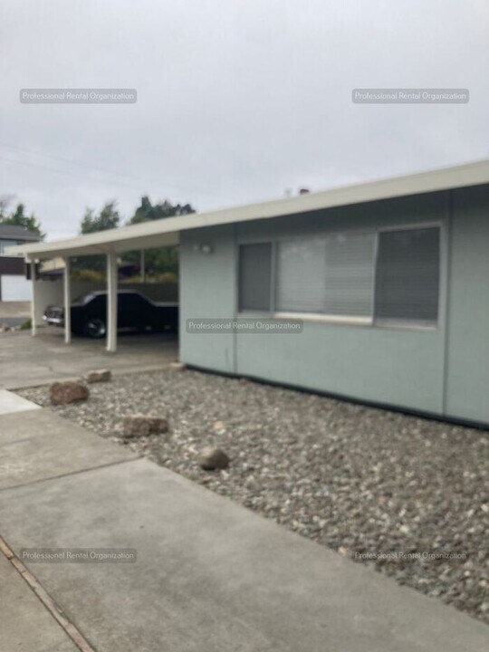 2238 Louisa St in Napa, CA - Building Photo