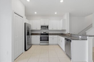 32127 Powderpuff Mimosa Dr in San Antonio, FL - Foto de edificio - Building Photo