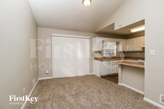 457 Maid Marion Ln in Stone Mountain, GA - Foto de edificio - Building Photo