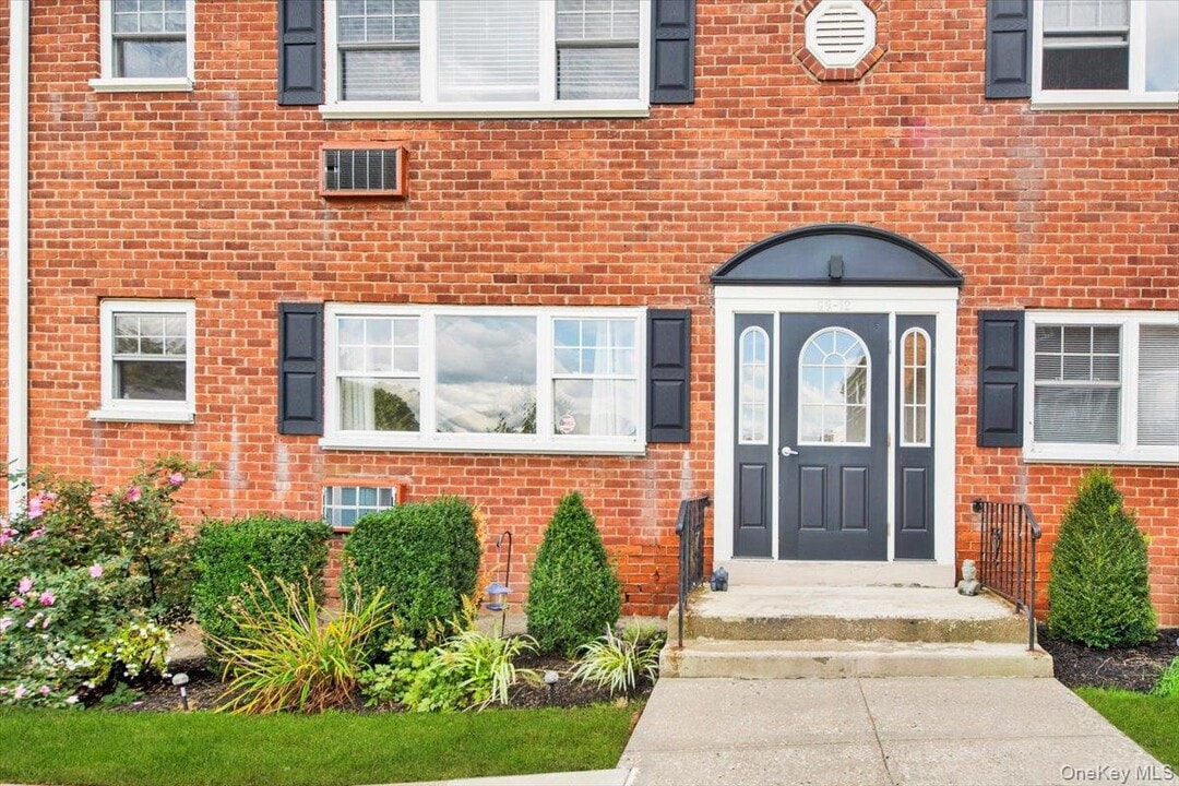 1879 Crompond Rd in Peekskill, NY - Foto de edificio