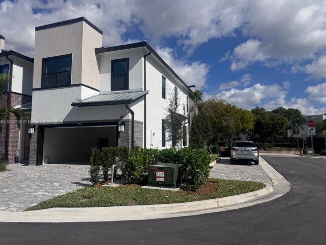 750 NW 82nd Ter in Plantation, FL - Foto de edificio - Building Photo