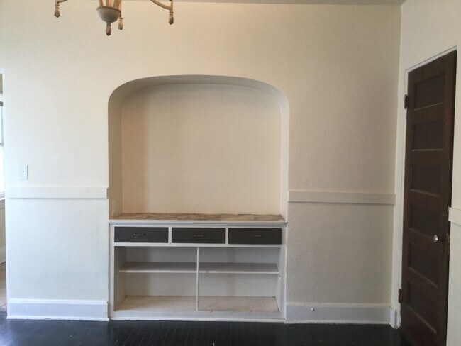 property at 3913-3915-3915 W Walnut St