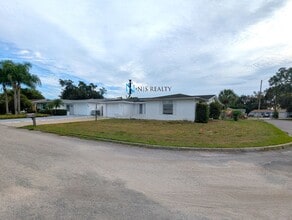 11110 White Oak Ln in Port Richey, FL - Building Photo - Building Photo