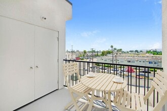 The Bay Apartment Homes in Winnetka, CA - Foto de edificio - Building Photo