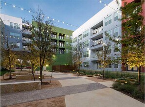 1902 1/2 Simond Ave in Austin, TX - Foto de edificio - Building Photo