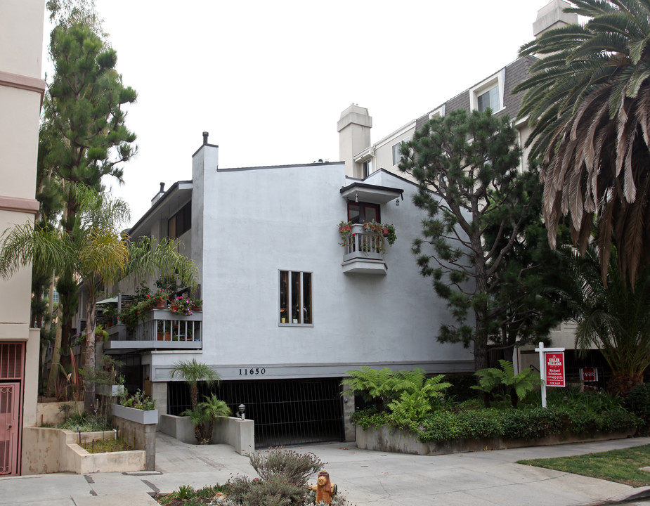 11650 Mayfield Ave in Los Angeles, CA - Building Photo