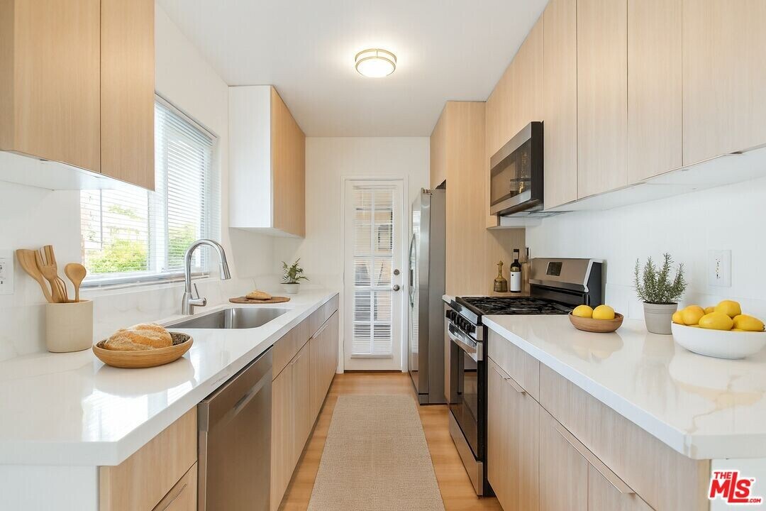 8440 Willoughby Ave in Los Angeles, CA - Building Photo
