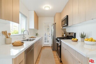 8440 Willoughby Ave in Los Angeles, CA - Building Photo - Building Photo