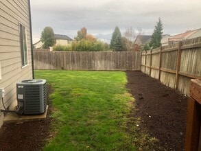 857 S 8th St in Harrisburg, OR - Building Photo - Building Photo