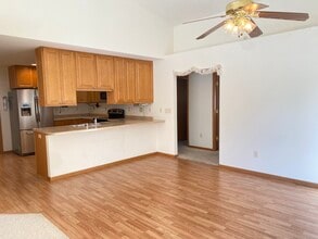 303 Crestwood Ln in Onalaska, WI - Foto de edificio - Building Photo