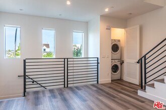 525 Normandie Ave-Unit -525 1/2 in Los Angeles, CA - Building Photo - Building Photo