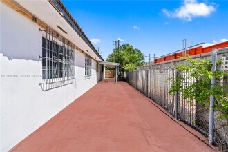 361 E 39th St in Hialeah, FL - Building Photo - Building Photo