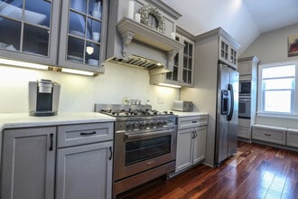 11 Pleasant St, Unit 1 in Fairport, NY - Foto de edificio - Building Photo
