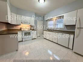 420 W Maple St in Lansing, MI - Building Photo