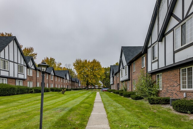 The Crossroads At Southfield Apartments in Southfield, MI - Building Photo - Building Photo