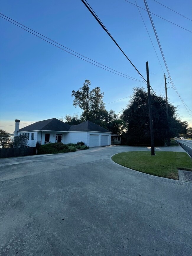 1200 E Main St in New Roads, LA - Building Photo - Building Photo